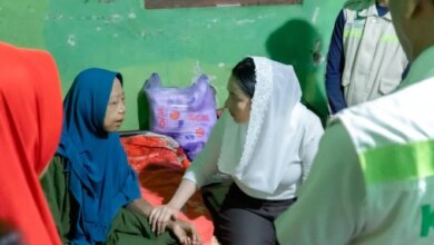 Bupati Brebes Langsung Datangi Rumah Warga Kurang Mampu dan Penyandang Disabilitas Berikan Bantuan Tahun Baru