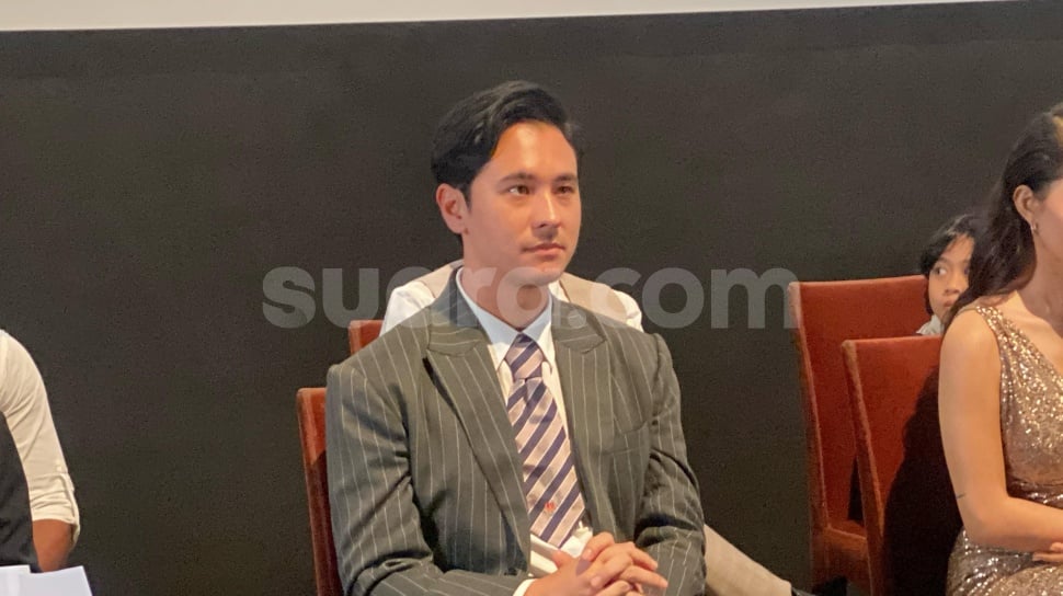 Jerome Kurnia Sukses Kecoh Petugas Bandara dan Pilot Saat Syuting Adegan Penerbangan Terakhir