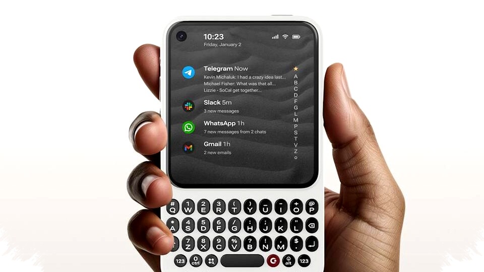 Keyboard fisik ponsel QWERTY mulai naik daun lagi karena ketidakpuasan pengguna pada keyboard iPhone terbaru