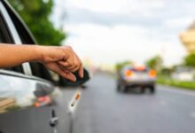 MK Terima Gugatan, Sanksi Merokok Saat Berkendara Bisa Lebih Tegas