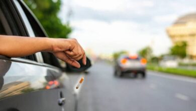 MK Terima Gugatan, Sanksi Merokok Saat Berkendara Bisa Lebih Tegas