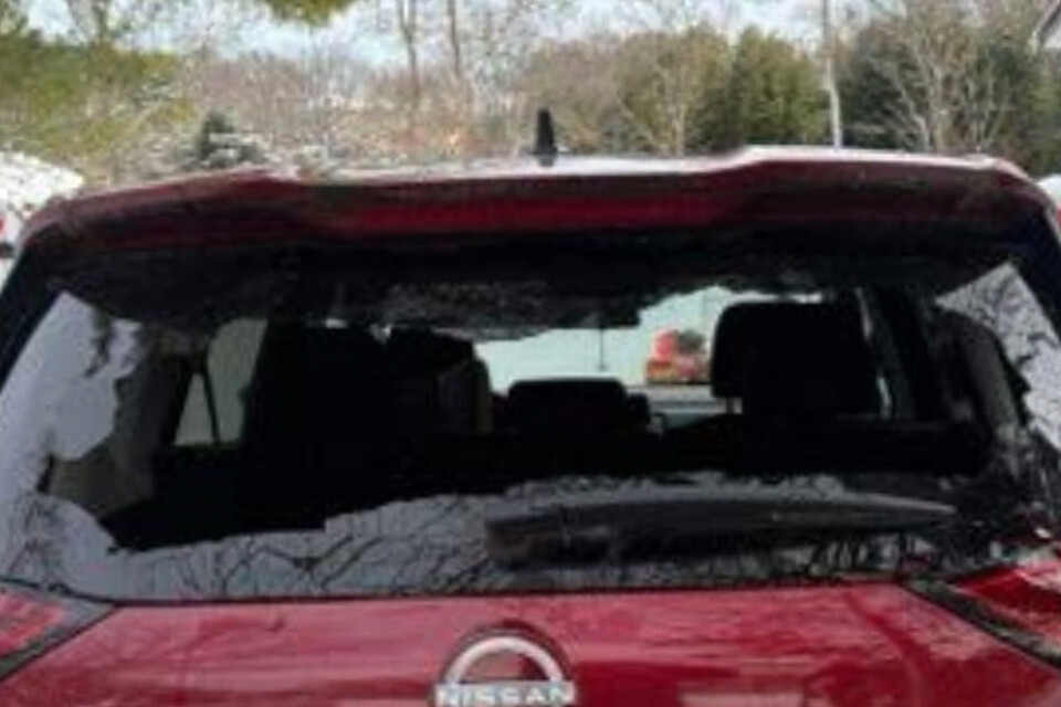 Pengemudi Nissan Rogue Gugat Produsen atas Kaca Belakang Mobil yang Diduga Pecah Mendadak