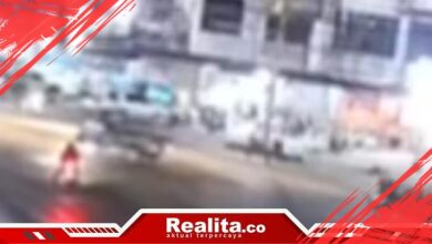 Pengendara Yamaha R15 Kecelakaan Fatal Terlindas Truk Tronton di Jalan Raya