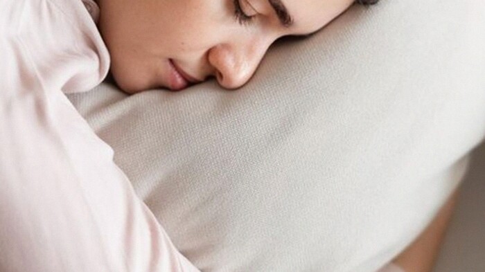 Sering Mengigau Saat Tidur? Ketahui Penyebab dan Cara Ampuh Mengatasinya!