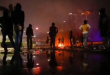 Tangisan Ibunda Korban Salah Tangkap Demo, Dua Jari Anaknya Diduga Patah Akibat Kekerasan Polisi