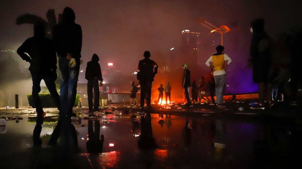 Tangisan Ibunda Korban Salah Tangkap Demo, Dua Jari Anaknya Diduga Patah Akibat Kekerasan Polisi