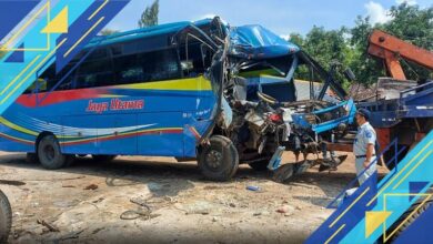 Tragis! Kecelakaan Maut Bus vs Mobil Ringsek, 2 Orang Tewas di Lokasi Kejadian