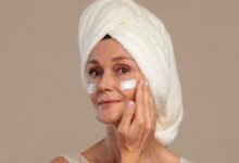 Urutan Skincare Pagi & Malam untuk Flek Hitam Usia 50-an, Harga Terjangkau!