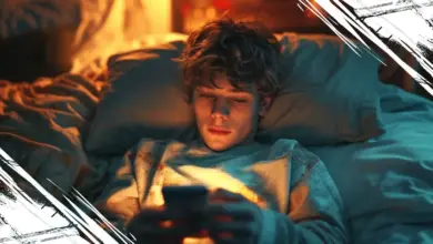 Waspada Bahaya Rebahan dengan Smartphone, Risiko Syaraf Tertekan dan Kesehatan Terganggu