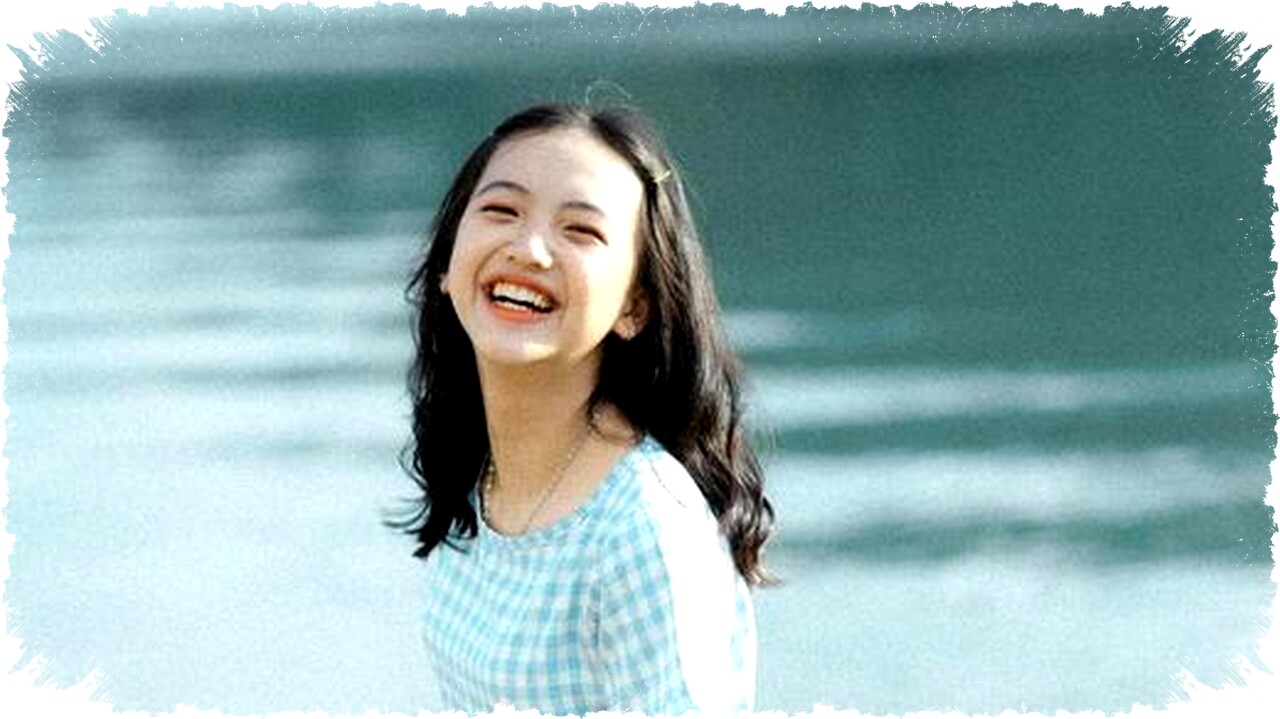 7 Sifat Unik Perempuan yang Tetap Tersenyum Saat Bersedih: Ketahanan Emosional & Empati Mendalam