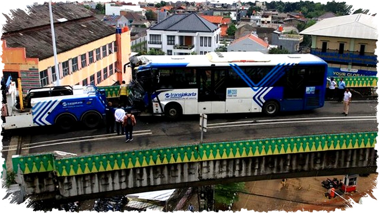 Adu Banteng di Jalur Langit Koridor 13, Sopir TransJakarta Terancam Hukuman 1 Tahun Penjara Gara-Gara Mengantuk Adu Banteng di Jalur Langit Koridor 13, Sopir TransJakarta Terancam Hukuman 1 Tahun Penjara Gara-Gara Mengantuk