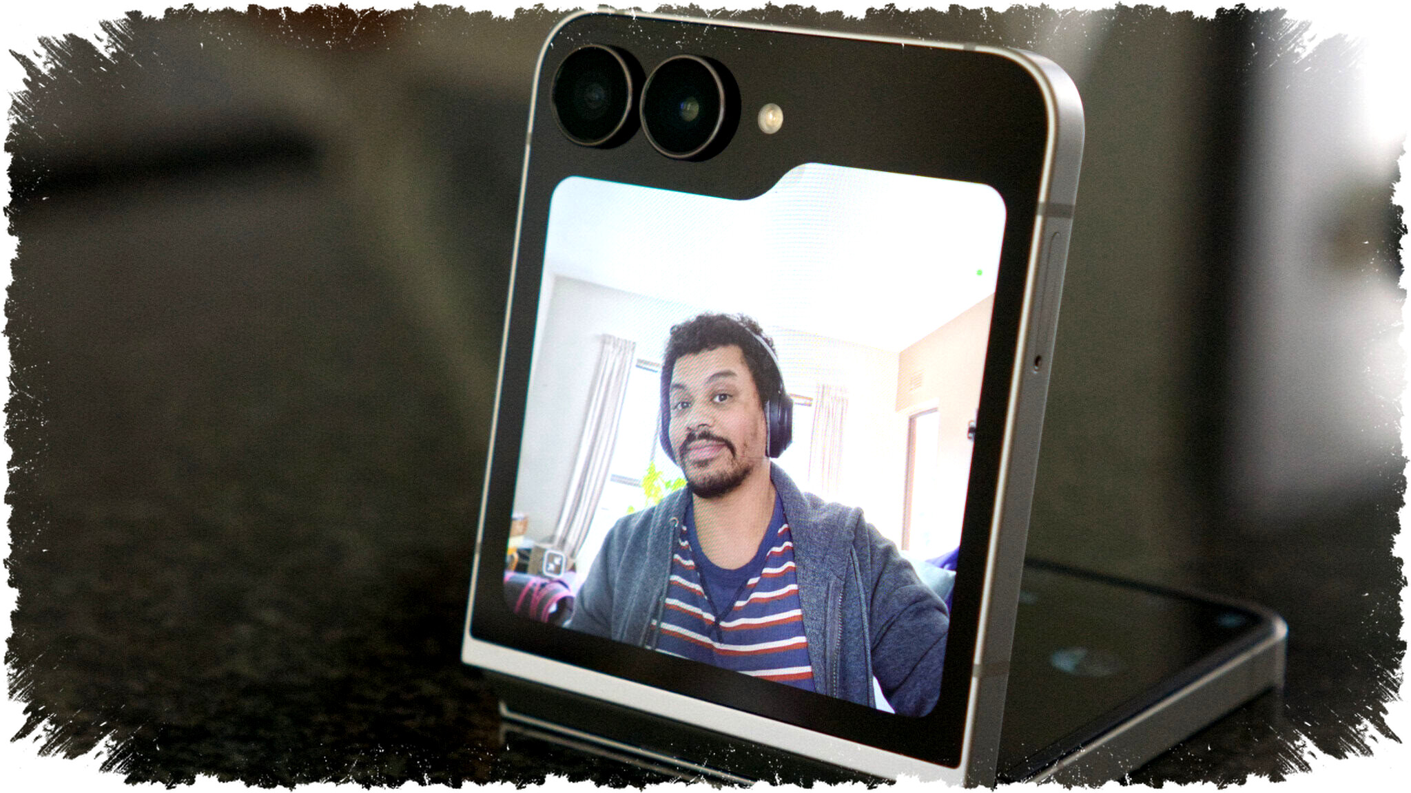 Apple Dikabarkan Merampok Strategi Lipat Samsung: Flip-Phone ala Galaxy Z Flip Bisa Jadi Jalan Pintas iPhone Fold! Apple Dikabarkan Merampok Strategi Lipat Samsung: Flip-Phone ala Galaxy Z Flip Bisa Jadi Jalan Pintas iPhone Fold!