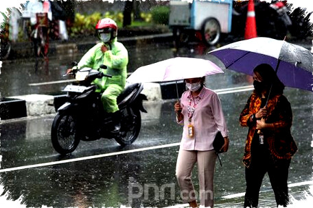 Badai Hujan dan Petir Mengancam 16 Kecamatan Semarang: BMKG Sebut Waspada Risiko Banjir, Longsor, dan Angin Kencang Hari Ini!