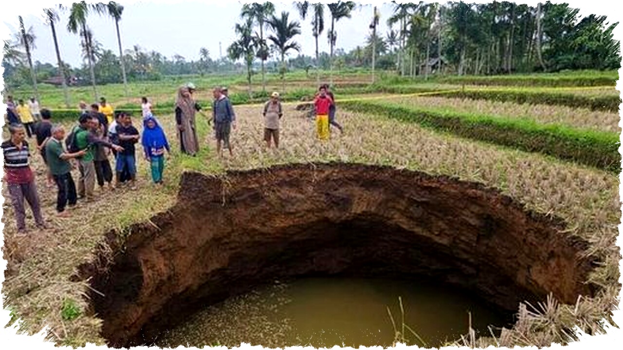 Fenomena Lubang Sinkhole di RI: Penyebab, Tanda-tanda, dan Cara Mitigasinya agar Waspada! Fenomena Lubang Sinkhole di RI: Penyebab, Tanda-tanda, dan Cara Mitigasinya agar Waspada!