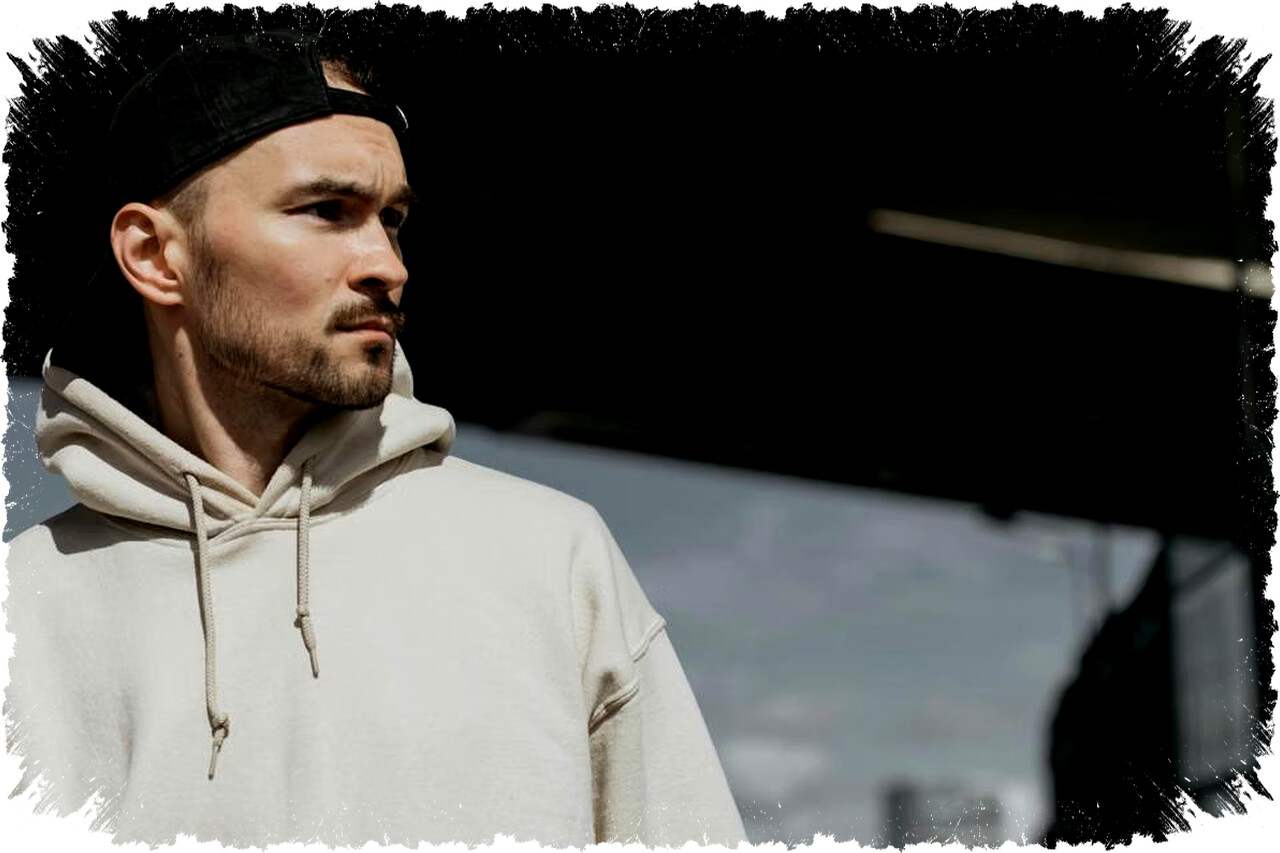 Hoodie vs Crewneck untuk Cowok Kurus: Pilih Mana Agar Tampil Proporsional dan Nyaman Daily Wear?