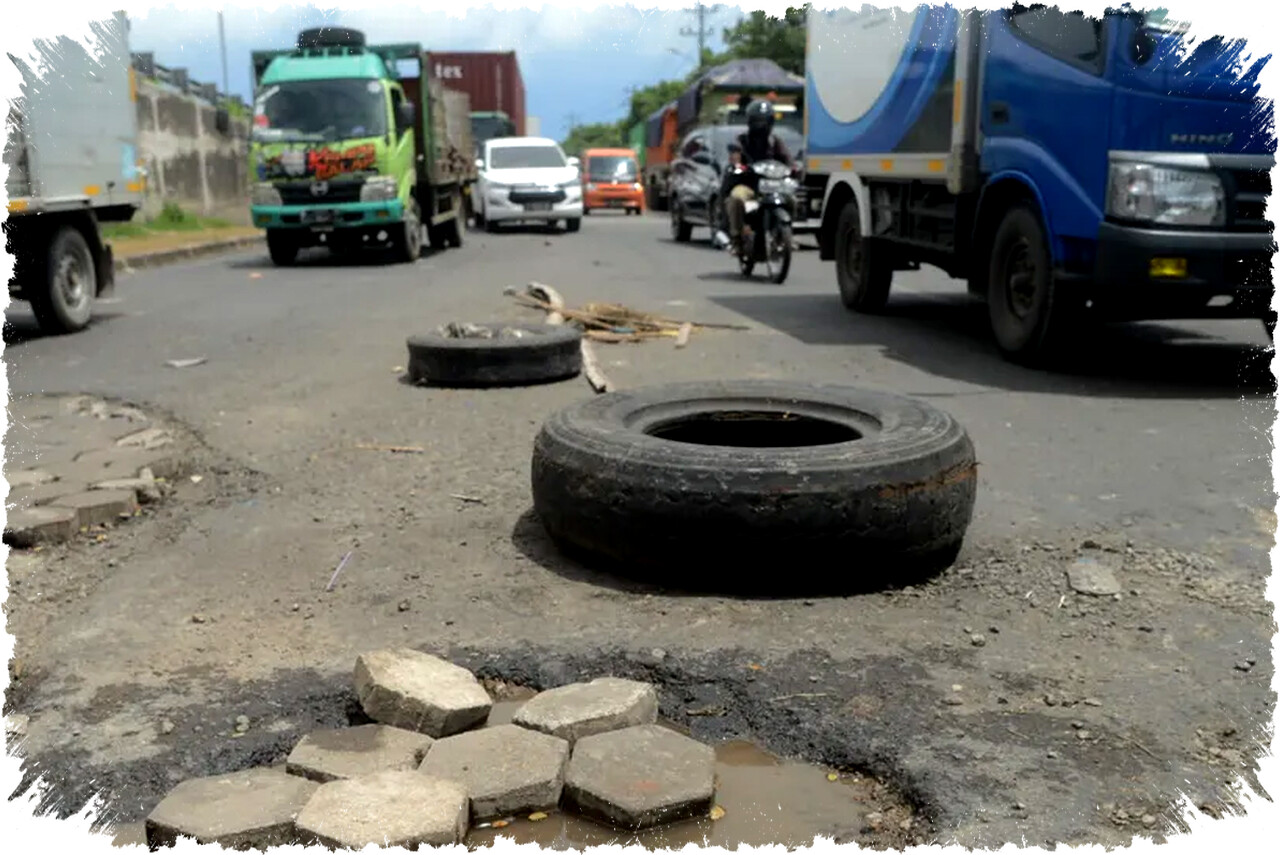 Jalanan Berlubang Mengancam Keselamatan Pemudik Jateng, Apakah Perbaikan Sebelum Lebaran Cukup? Jalanan Berlubang Mengancam Keselamatan Pemudik Jateng, Apakah Perbaikan Sebelum Lebaran Cukup?