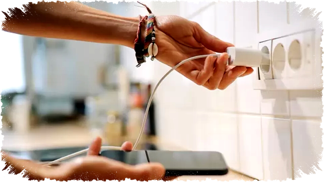 Jangan Anggap Remeh Kebiasaan Malas Cabut Charger dari Stop Kontak Ini Bahaya Konsumsi Listrik Tersembunyi dan Risiko Kebakaran Menanti