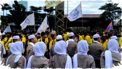 Mahasiswa UI Kritik Sikap Polisi Berpeci dan Berkerudung Saat Demo di Mabes Polri