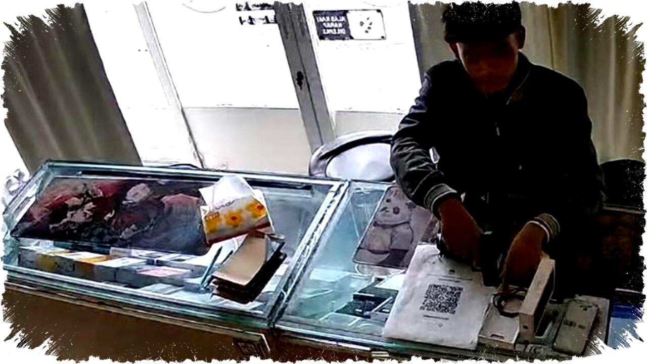 Perampok di Mojokerto Todong Karyawan DH Store Pakai Pistol dan Rampas iPhone 15 Pro Tengah Hari Perampok di Mojokerto Todong Karyawan DH Store Pakai Pistol dan Rampas iPhone 15 Pro Tengah Hari