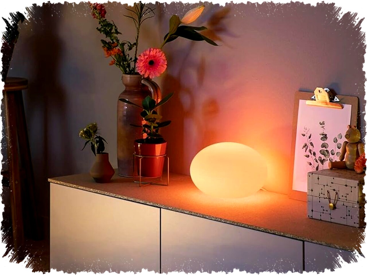 Philips Hue Luncurkan Lampu Meja Pintar Terbaru dengan Pelindung Kaca Buatan Tangan dan Cahaya Lebih Terang