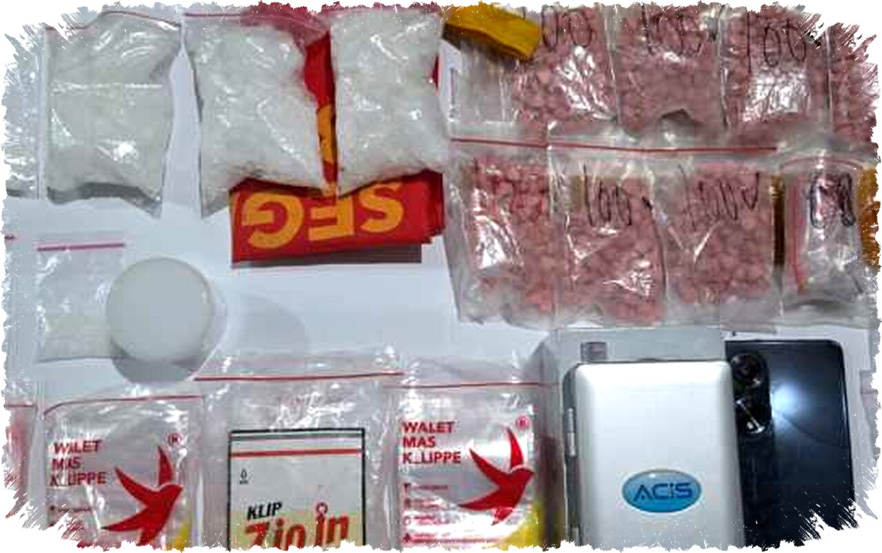 Polda Jateng Bekuk Residivis Simpan 332 Gram Sabu dan 803 Ekstasi di Semarang Dalam Penggerebekan Dramatis Polda Jateng Bekuk Residivis Simpan 332 Gram Sabu dan 803 Ekstasi di Semarang Dalam Penggerebekan Dramatis