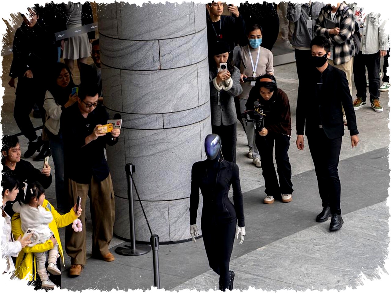 Robot humanoid terjatuh saat debut publik, CEO: Ini bagian dari proses belajar berjalan