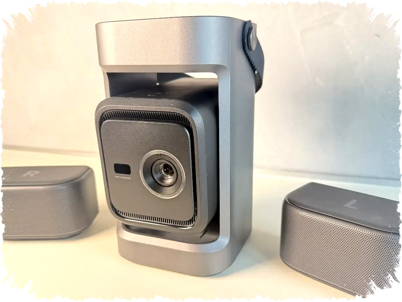 Soundcore Nebula P1 Dengan Layar 100 Inci Hadirkan Sensasi Home Theater Full HD dan Speaker Stereo Lepas Pasang yang Memukau