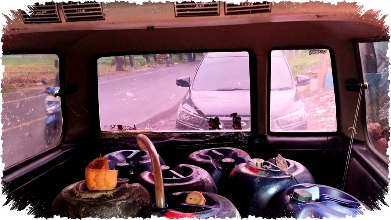 Tangkap Satu Tersangka OTT Penyelewengan BBM Subsidi di Lumajang, Polda Jatim Sita Puluhan Jerigen Tangkap Satu Tersangka OTT Penyelewengan BBM Subsidi di Lumajang, Polda Jatim Sita Puluhan Jerigen