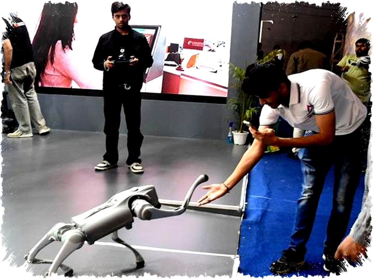 Unitree Go2 Robot Anjing AI: Teknologi Canggih, Fitur Mewah & Kontroversi Viral Pasca Pameran AI Terbesar di Delhi