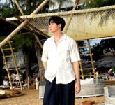 11 Referensi Outfit Pantai Pria Paling Nyaman, Simpel Tapi Tetap Keren