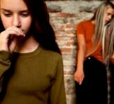 5 Tanda Teman Tampak Peduli Tapi Diam-Diam Menghancurkanmu, Jangan Abaikan Sinyalnya!