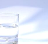 6 Cara Ampuh Hilangkan Kerak Air di Gelas, Praktik Mudah Bahan Dapur Bikin Gelas Kinclong Tanpa Ribet!