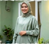 8 Model Blus Lebaran 2026 Anti Ribet Dipadu Rok Plisket, Simpel Tapi Tampil Mewah dan Elegan!