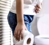 8 Risiko Kesehatan Menahan Buang Air Kecil saat Macet Mudik yang Perlu Diwaspadai