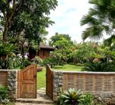 9 Model Pagar Rumah Rustic Dari Bambu dan Batu Alam, Kombinasi Kuat yang Bikin Hunian Anda Mencuri Perhatian!