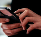 Aadhaar Ingin Masuk ke Setiap Ponsel Baru, Apple dan Samsung Pasang Rem?