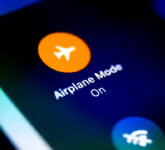 Airplane Mode Saat Ngecas Memang Membantu, tapi Bukan Penentu Utama