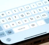 Akhirnya Tuntas, iOS 26.4 Perbaiki Bug Keyboard iPhone yang Paling Mengganggu