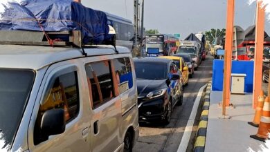 Antrean Panjang di GT Pejagan, Pemudik Kekurangan Saldo E-Toll Jelang Puncak Arus Mudik