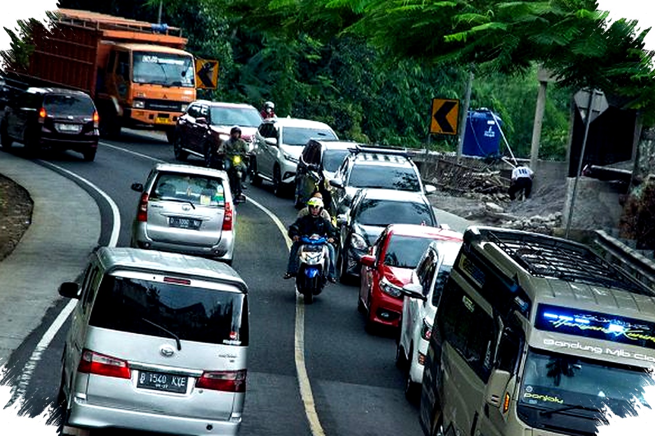 Arus Mudik Menggila di Jalur Limbangan, 100 Ribu Kendaraan Mengular Hingga Sore Hari Arus Mudik Menggila di Jalur Limbangan, 100 Ribu Kendaraan Mengular Hingga Sore Hari