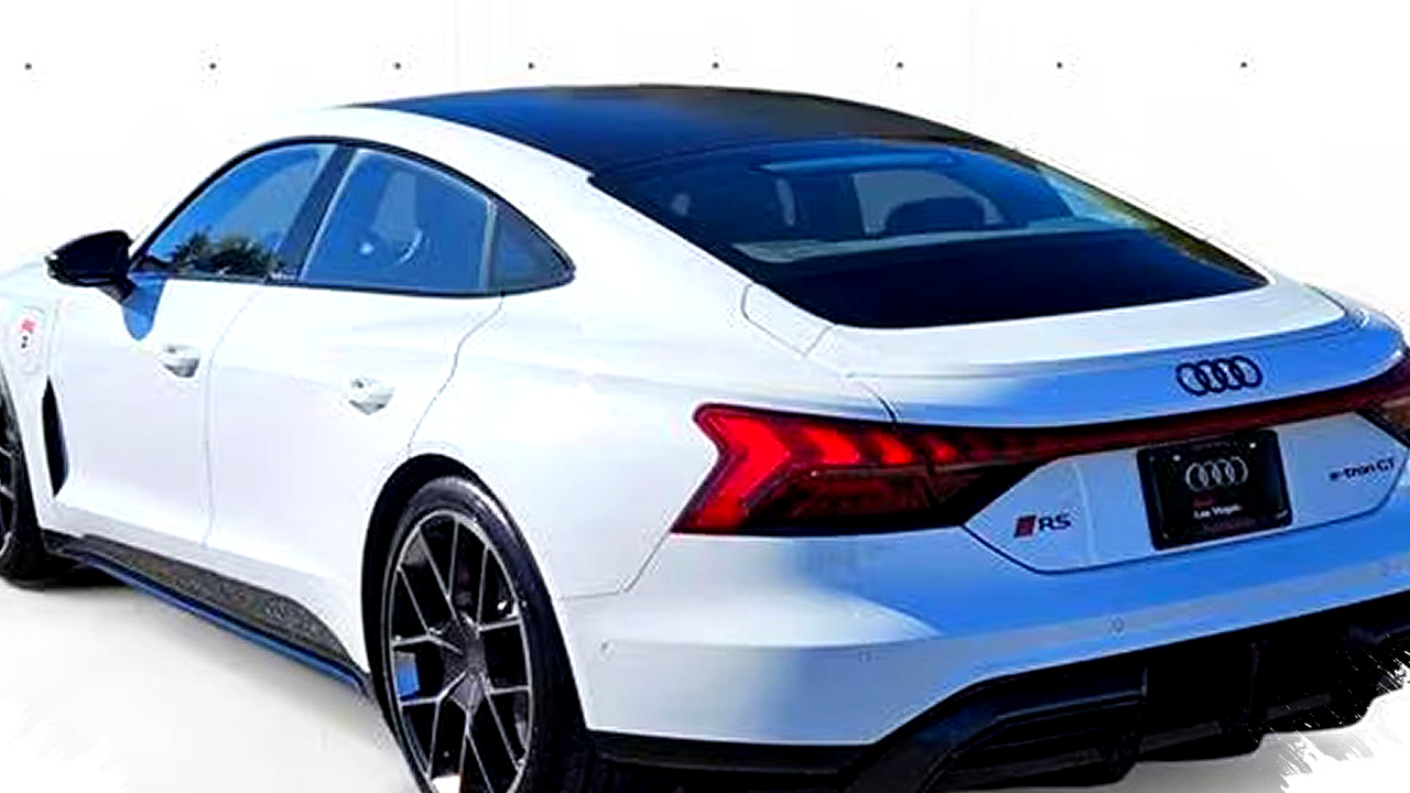 Audi RS e-tron GT 912-HP Terlantar Berbulan-bulan, Harga Jatuh Drastis Membuka Peluang Besar