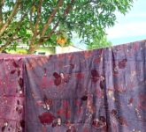 Batik Ecoprint Unggul Tanpa Lilin, Rahasia Memetik Kecantikan Alam Jadi Karya Seni Kain Eksklusif Batik Ecoprint Unggul Tanpa Lilin, Rahasia Memetik Kecantikan Alam Jadi Karya Seni Kain Eksklusif