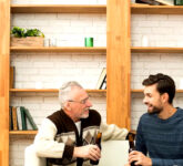 Benarkah Pria Lebih Canggung Saat Bicara Dengan Mertua, Tekanan dan Ekspektasi Jadi Penyebab Utama?