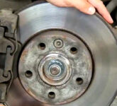 Bleeding Rem Setelah Mudik, Kunci Keselamatan yang Sering Dilupakan untuk Performa Pengereman Maksimal