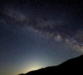 Cara Mudah Menyaksikan Puncak Hujan Meteor Lyrids dengan Kejadian Spektakuler di Langit Malam Cara Mudah Menyaksikan Puncak Hujan Meteor Lyrids dengan Kejadian Spektakuler di Langit Malam