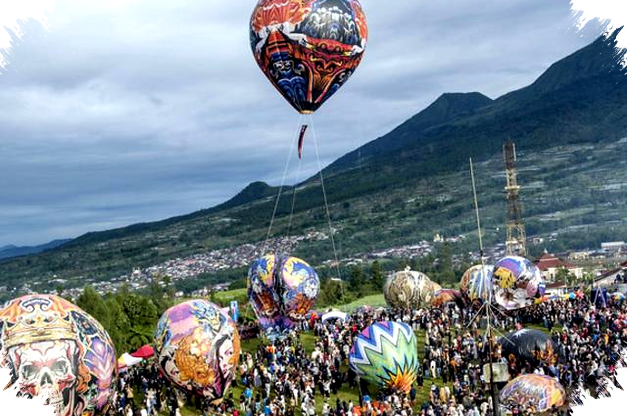 Festival Balon Udara Panas Wonosobo Digelar di Berbagai Lokasi, Pesona Tradisi dan Wisata Bersatu dalam Langit Jawa Tengah Festival Balon Udara Panas Wonosobo Digelar di Berbagai Lokasi, Pesona Tradisi dan Wisata Bersatu dalam Langit Jawa Tengah