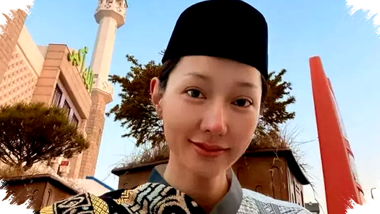 Gaya Unik Lucinta Luna Tampil Berpakaian Muslim Pria saat Salat Id, Simak Detailnya! Gaya Unik Lucinta Luna Tampil Berpakaian Muslim Pria saat Salat Id, Simak Detailnya!