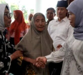 Gubernur Khofifah Sambut Ribuan Warga di Grahadi, Tradisi Riyayan Idul Fitri yang Menghangatkan Hati