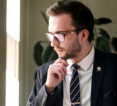 Half Windsor Bukan Sekadar Rapi, Begini Simpul Dasi Formal Yang Sering Diandalkan