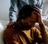 Harga Diri Tinggi Jadi Benteng Curhat Cowok, 4 Alasan Pria Pilih Simpan Masalah Sendiri Tanpa Cerita!